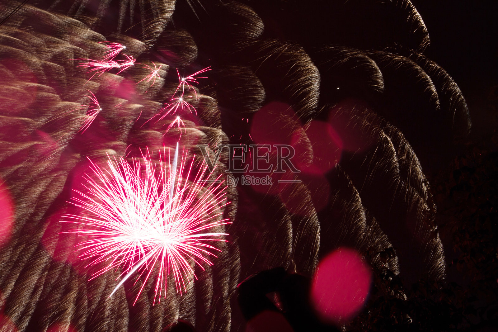 背景烟花在天空。美国独立日的庆祝活动。7月4日。照片摄影图片