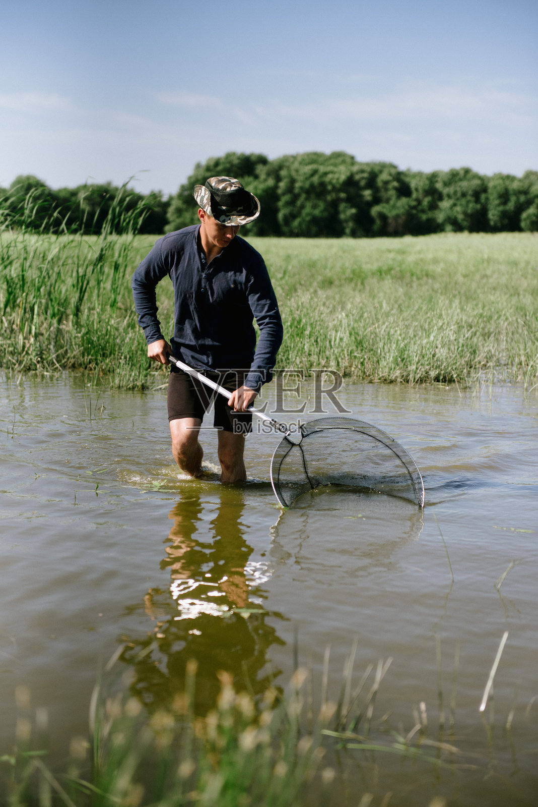 从干旱的水库中拯救鱼苗照片摄影图片