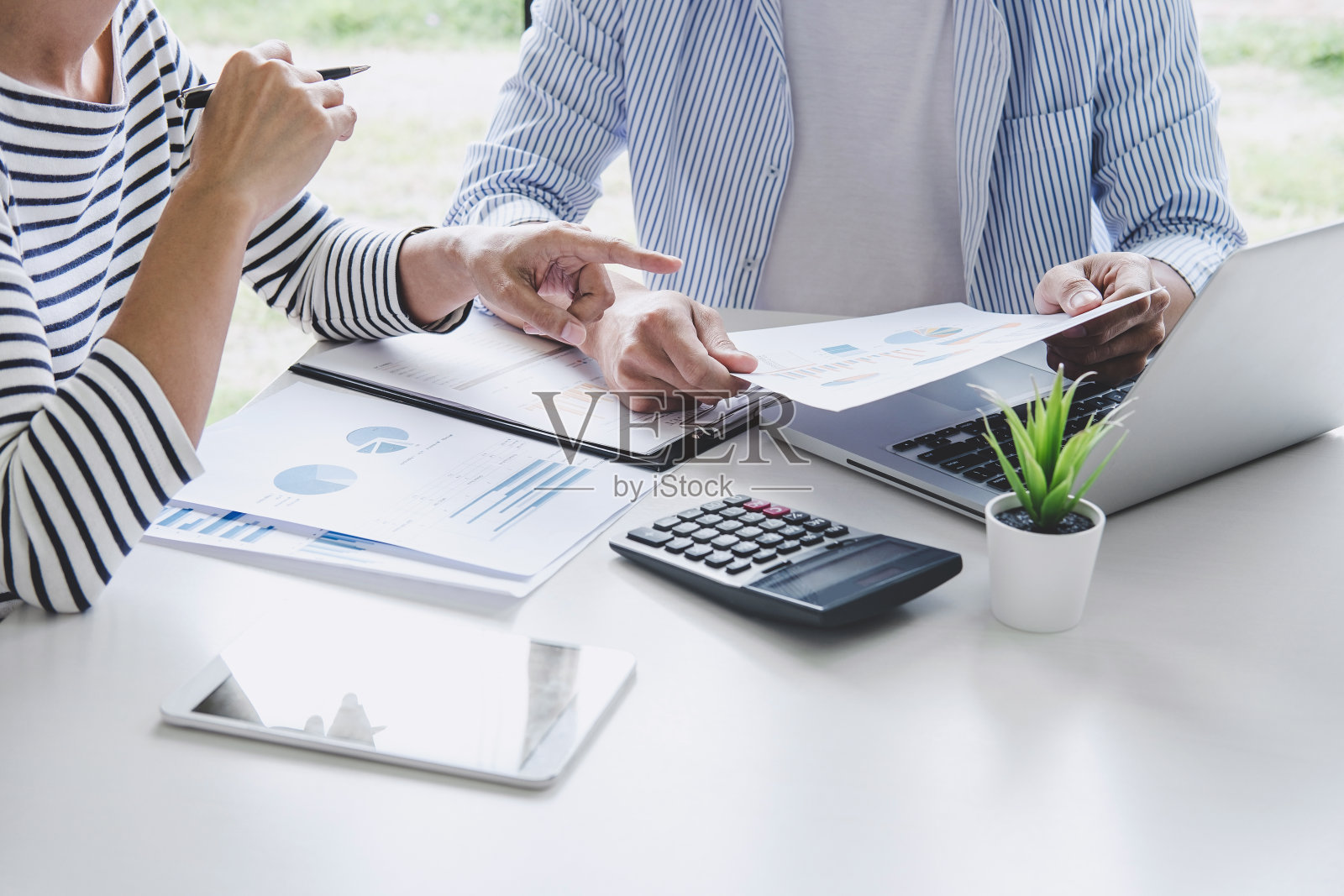 业务团队的同事开会讨论专业投资者的工作和讨论新的营销业务战略项目，财务和会计概念照片摄影图片