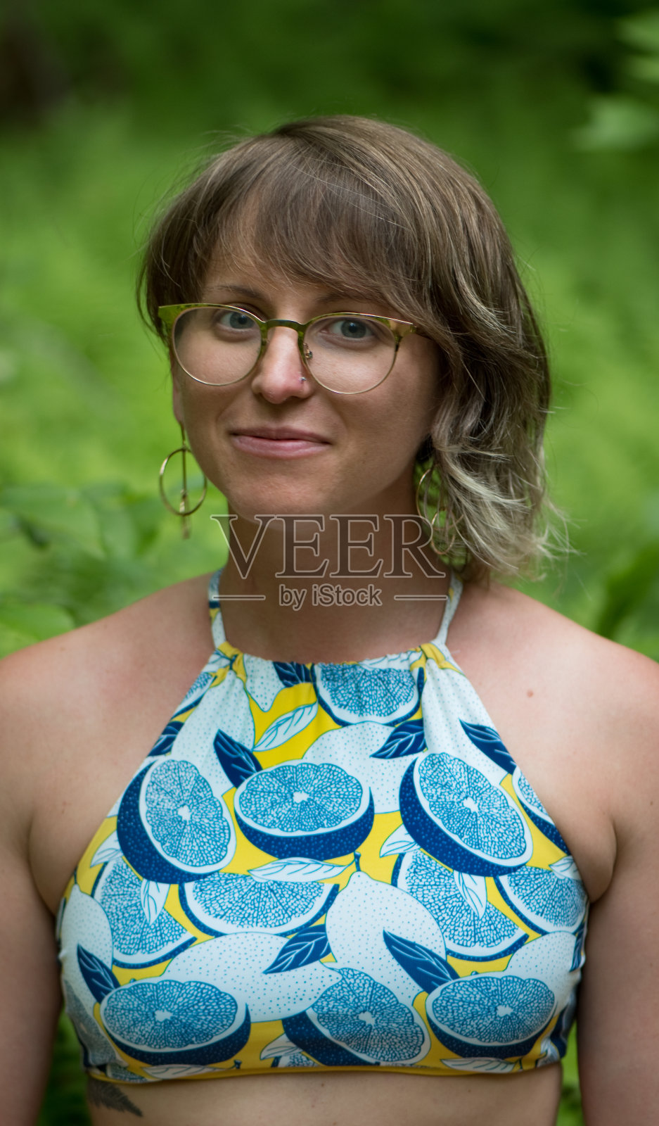 森林里戴眼镜的漂亮女人照片摄影图片