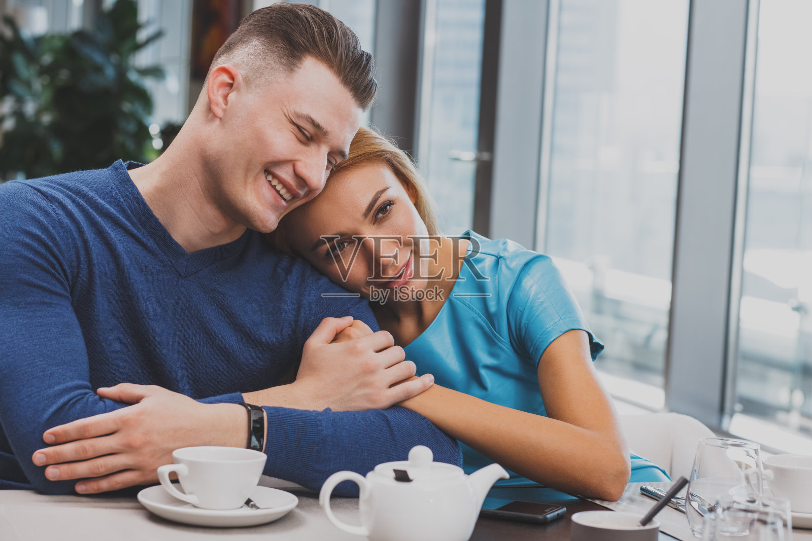 一对幸福的情侣在餐厅约会照片摄影图片