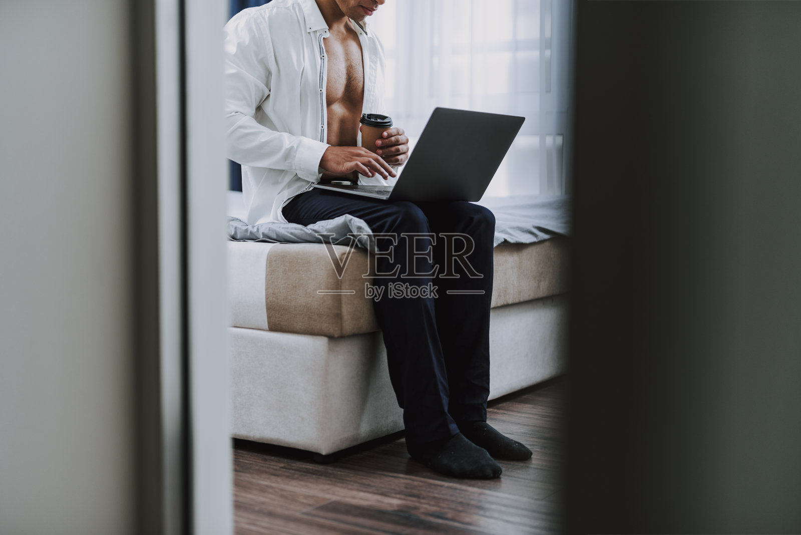 早上，男人在家里用笔记本电脑照片摄影图片