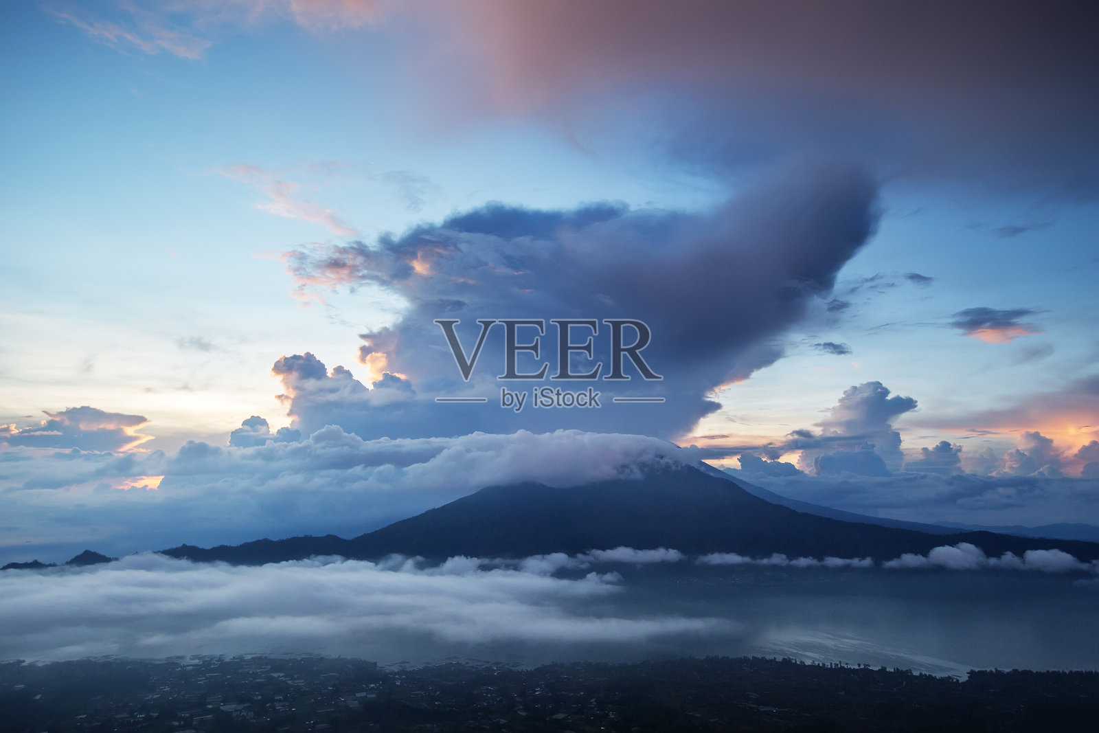 阿贡火山是印度尼西亚巴厘岛上最高的山。照片摄影图片