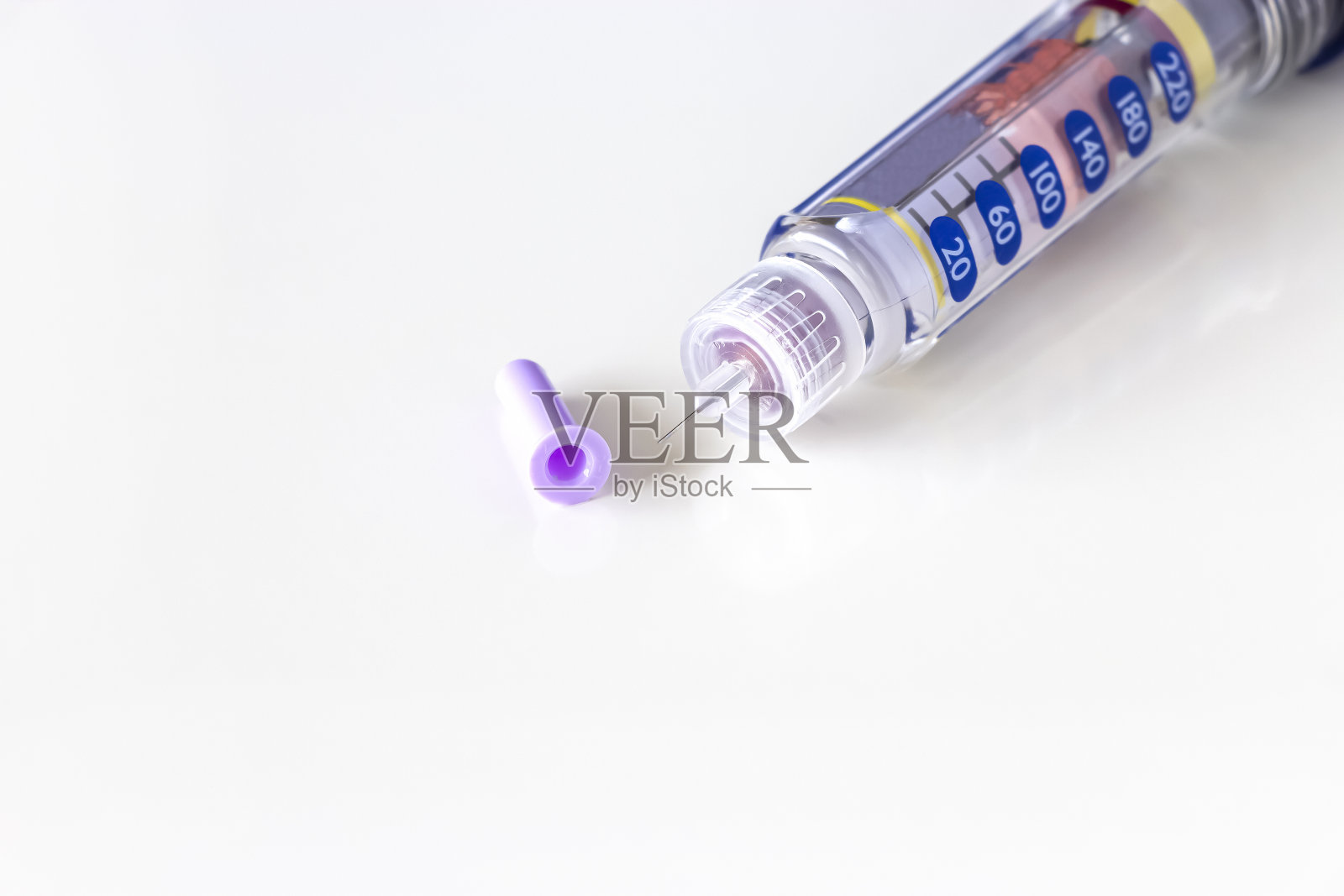 胰岛素笔、注射笔、血糖仪。隔离。白色背景。医学、糖尿病、健康和医疗保健概念。特写。复制空间。照片摄影图片