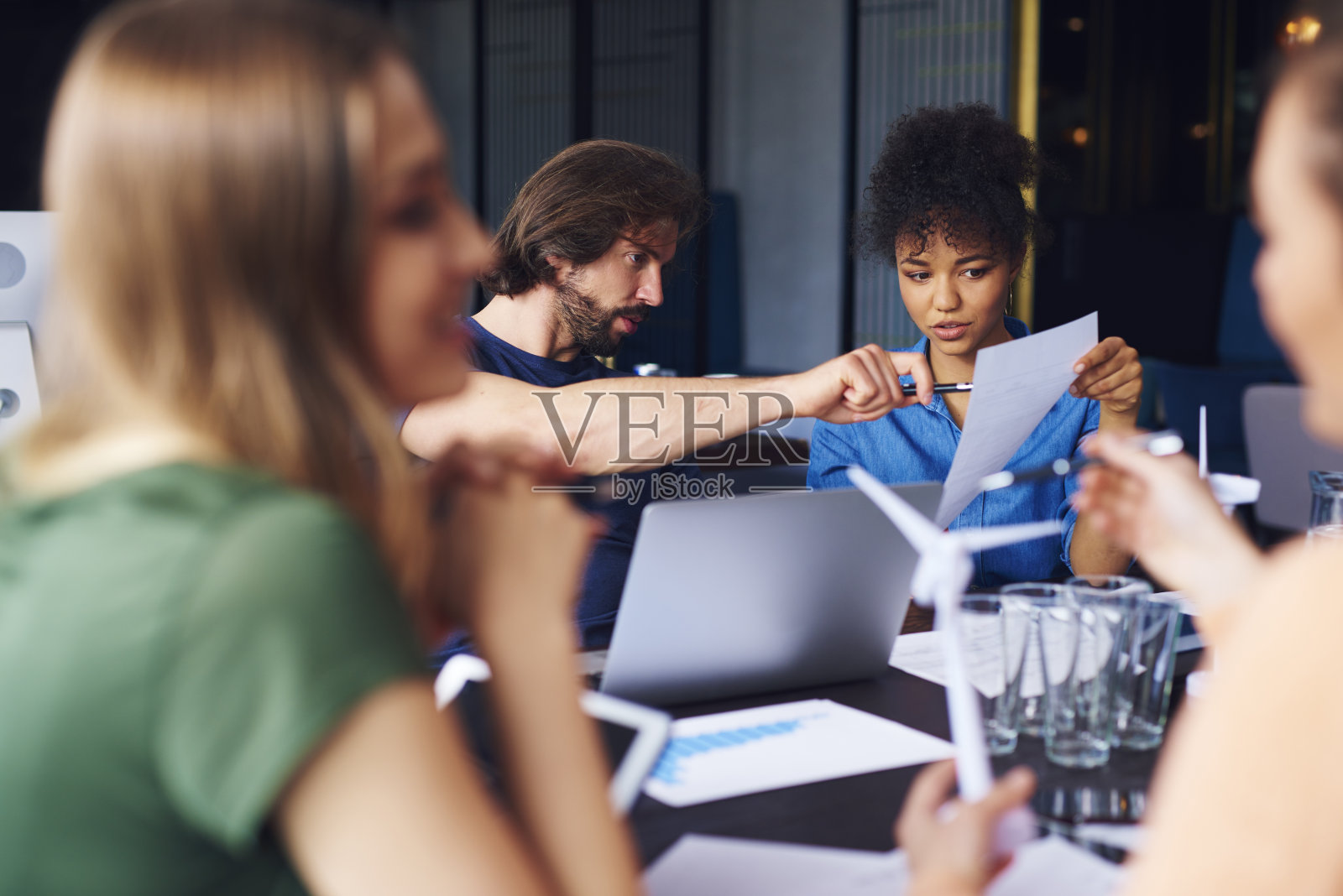 在商务会议期间分析文件照片摄影图片