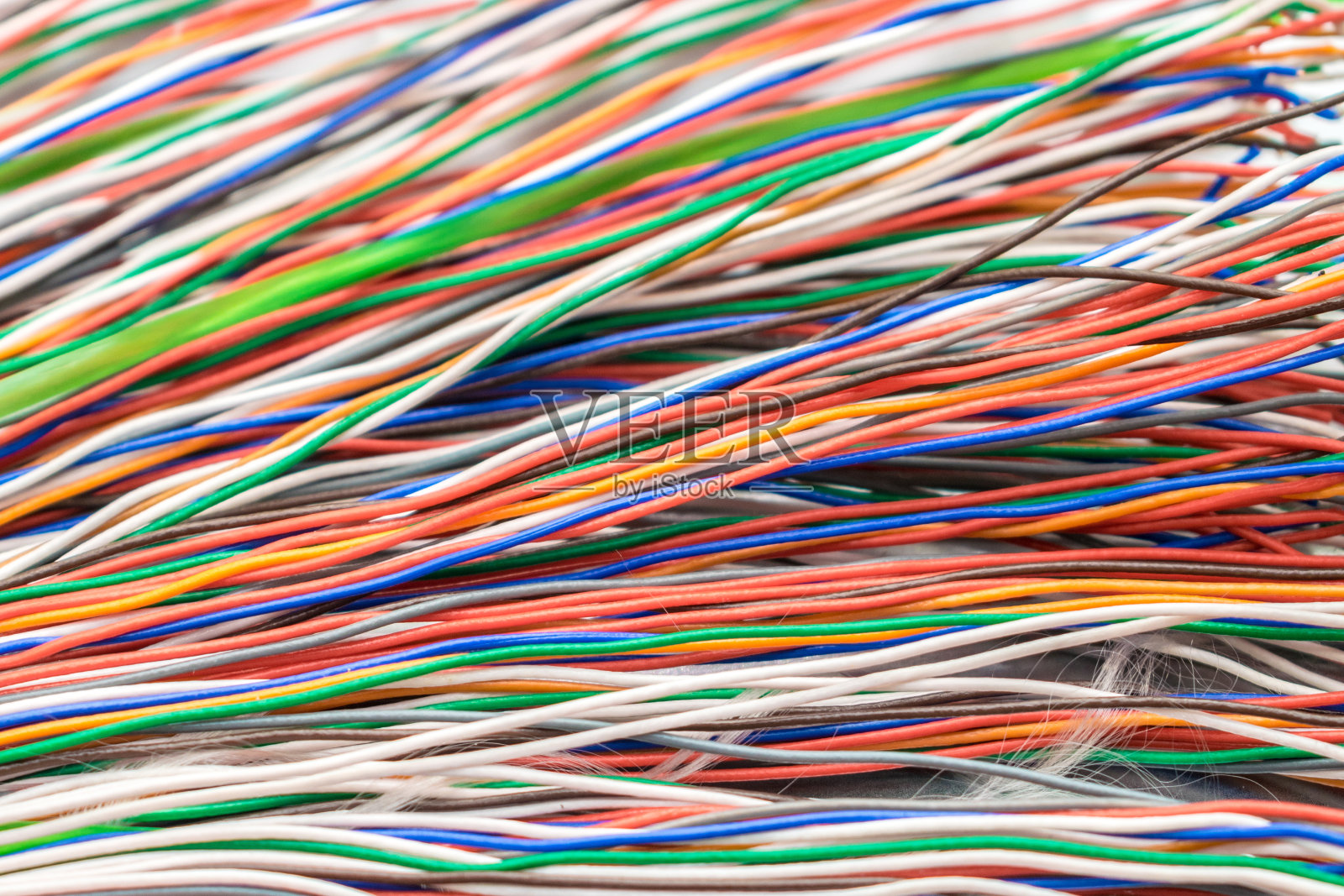 许多不同颜色的细电线。用于电话和互联网连接的电缆。抽象的技术背景。照片摄影图片