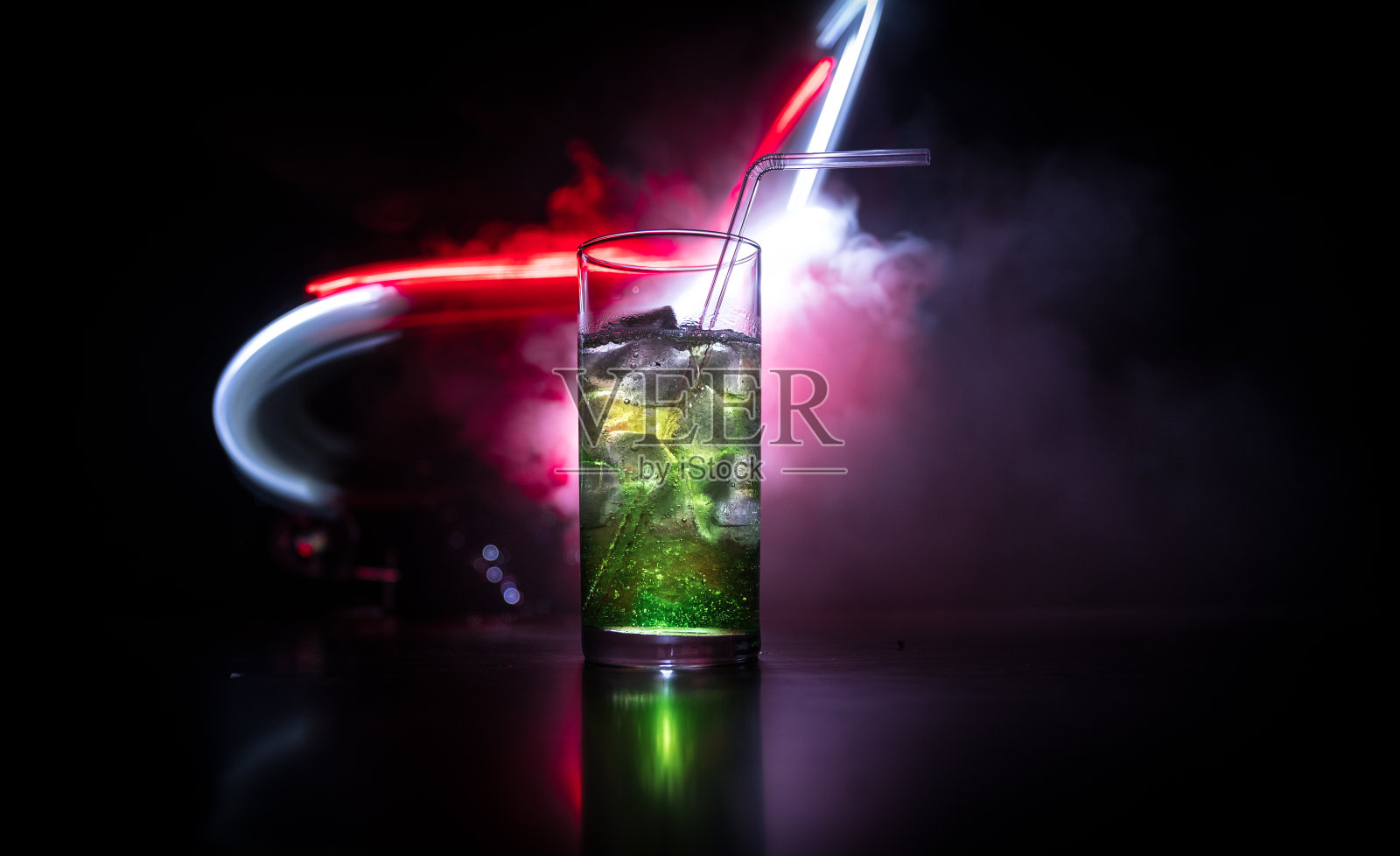 鸡尾酒杯溅上深色烟熏色背景或彩色鸡尾酒杯。方俱乐部娱乐。混合光。照片摄影图片
