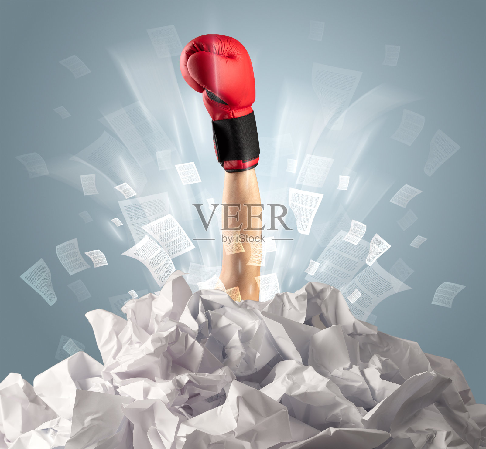 手从纸堆里伸出来照片摄影图片