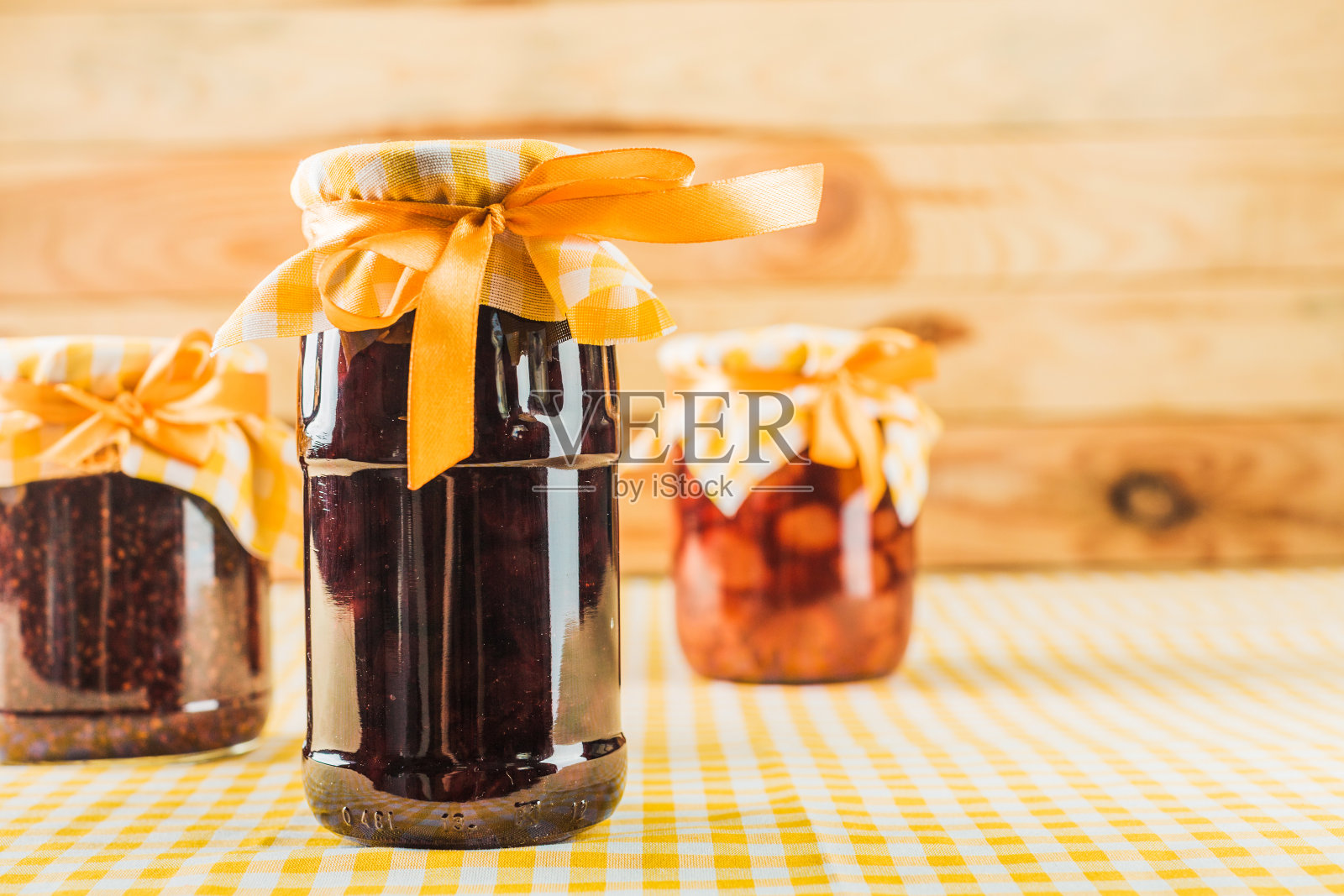 木质背景上的腌制蔬菜照片摄影图片