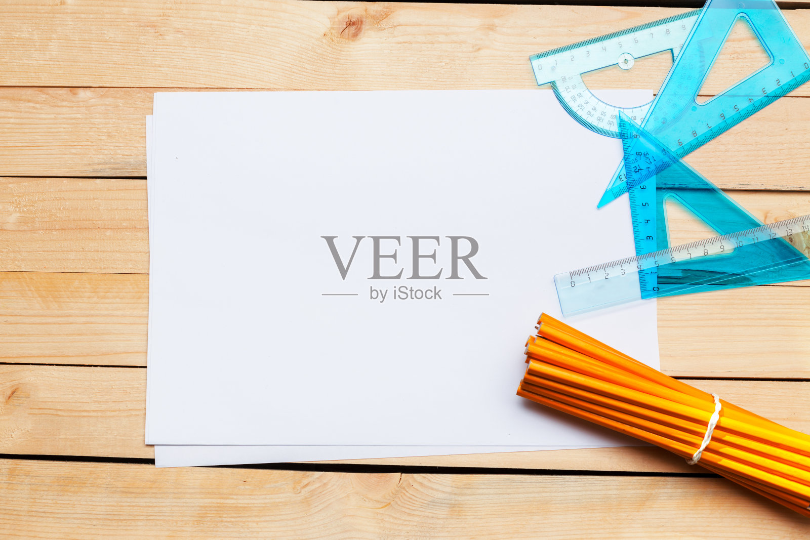 带办公用品的木桌，俯视图照片摄影图片