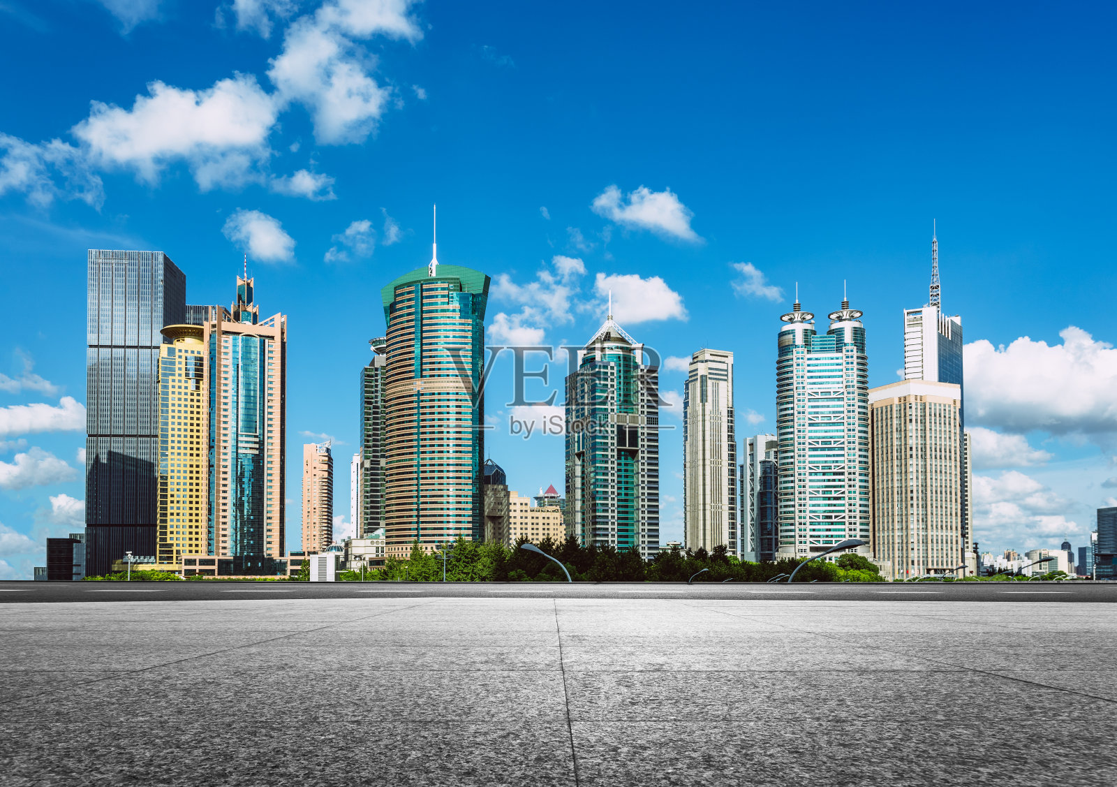 建筑群前空广场照片摄影图片