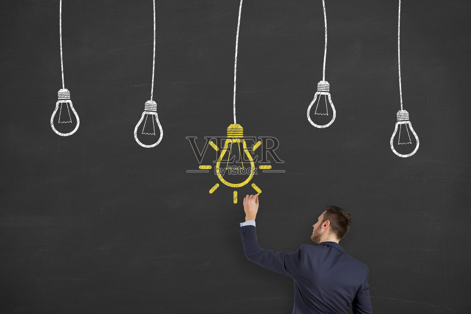 商业人士在黑板背景上用灯泡绘制想法概念照片摄影图片