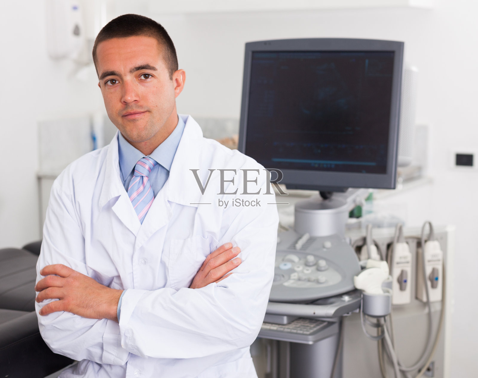 青年医院医生在柜子里做超声波测试照片摄影图片