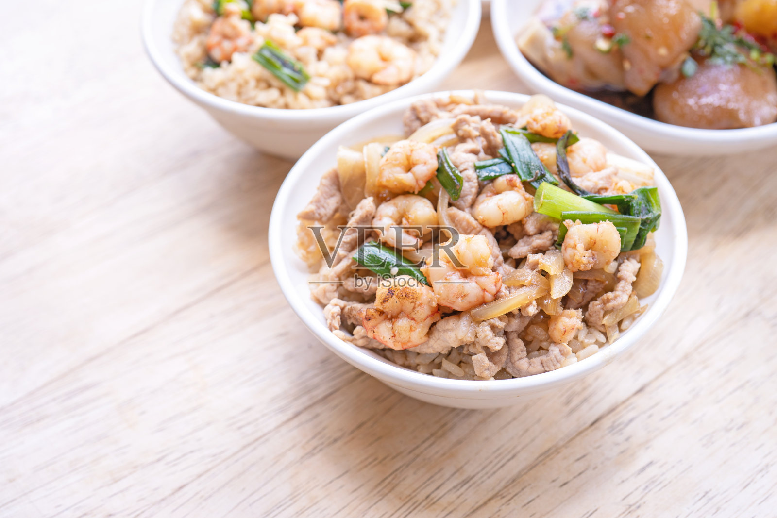 红烧虾饭-台湾著名的传统街头小吃。豉煮大虾配米饭。旅行概念，俯视图，拷贝空间，关闭照片摄影图片