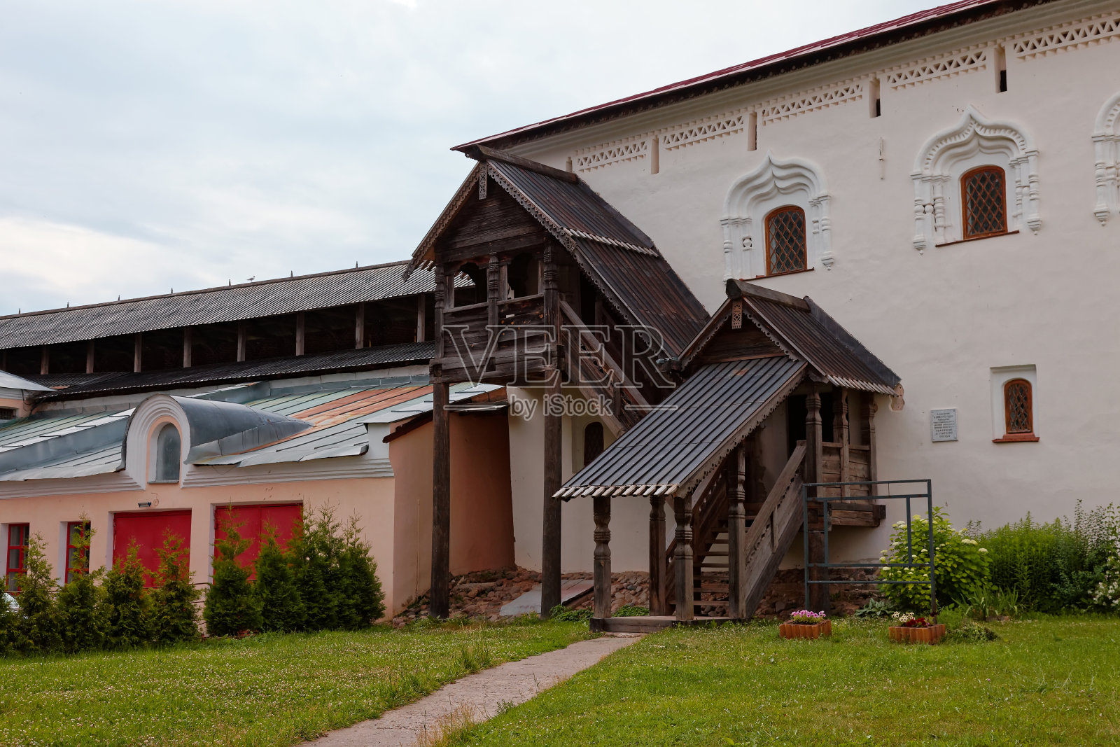 旧城的城墙和俄罗斯诺夫哥罗德的塔楼。木制的门廊照片摄影图片