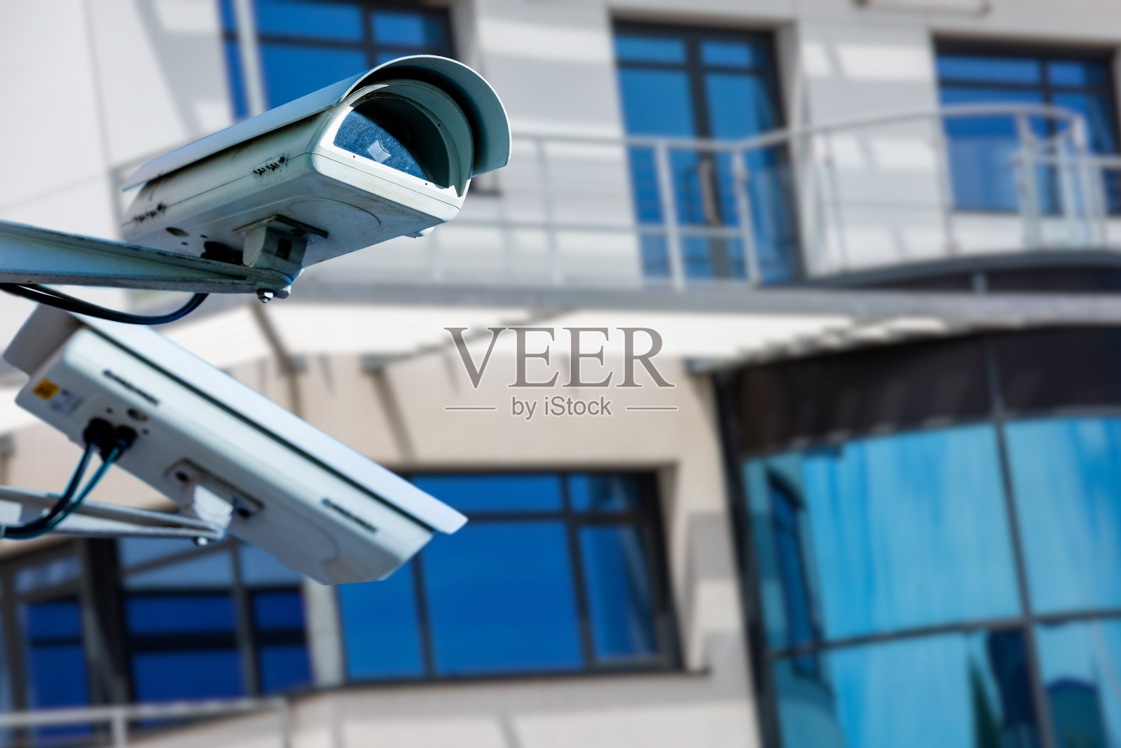 工业大楼墙上的现代闭路电视摄像头照片摄影图片