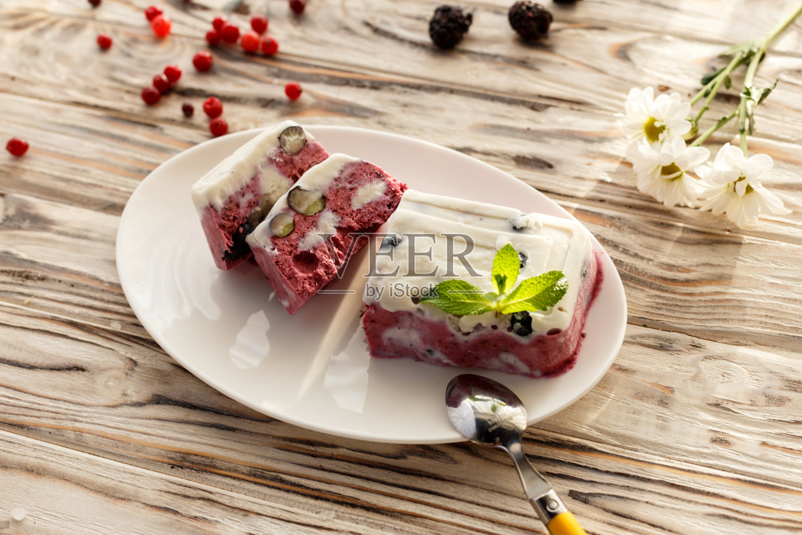 加蓝莓和薄荷的冰淇淋照片摄影图片