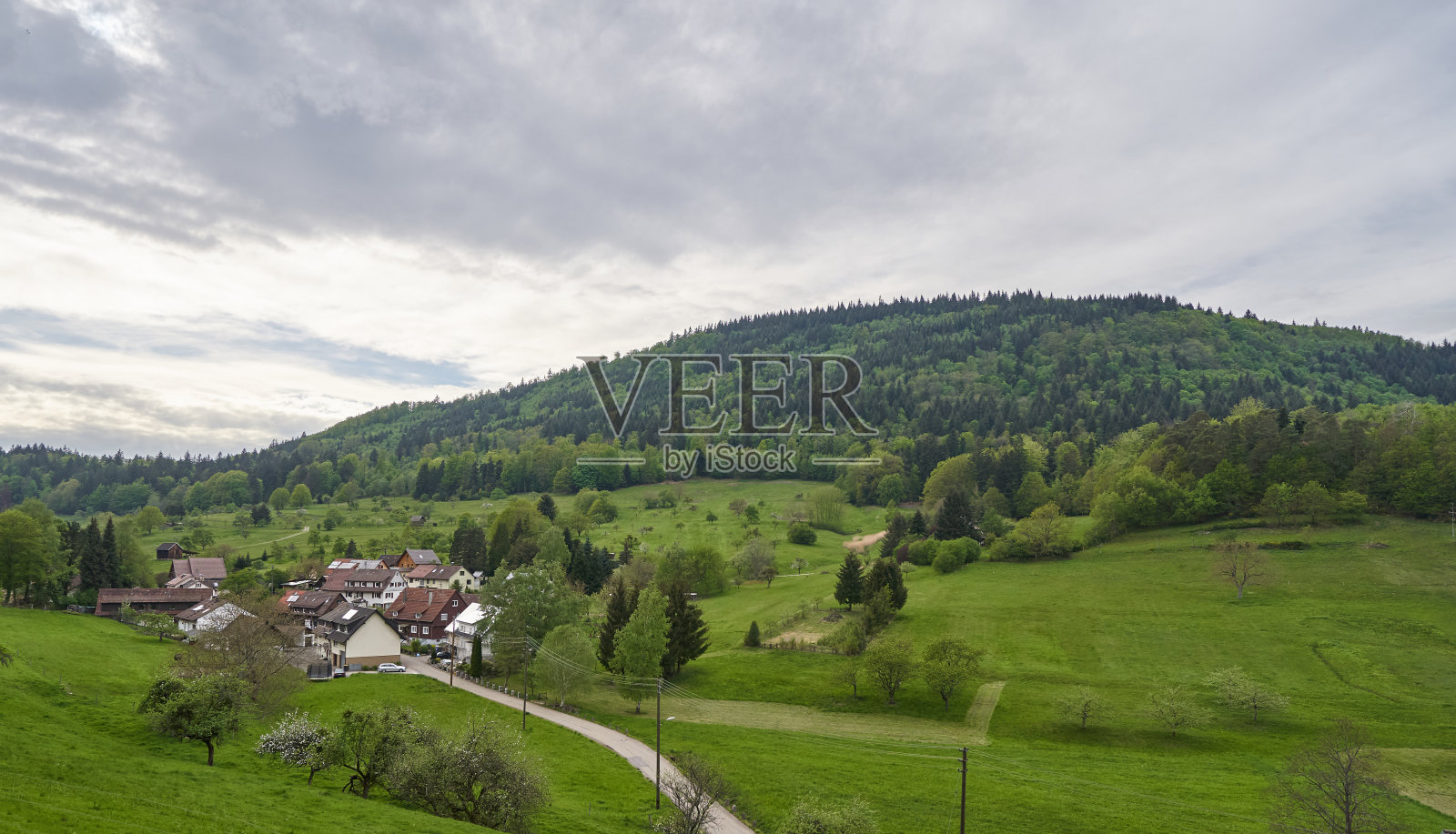 美丽的夜景，德国的一个欧洲小村庄和黑森林的山脉照片摄影图片