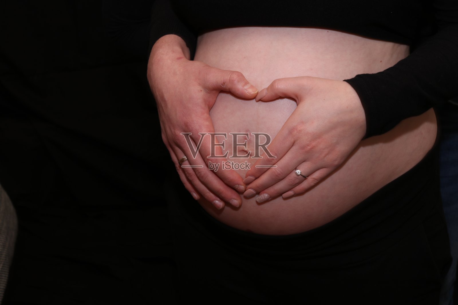 怀孕的时候用手捂住肚子照片摄影图片