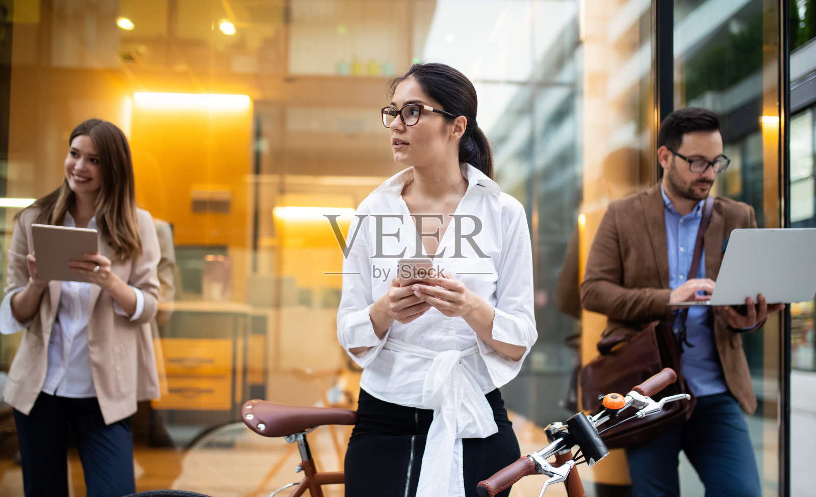 看看在户外谈笑风生的年轻商人照片摄影图片