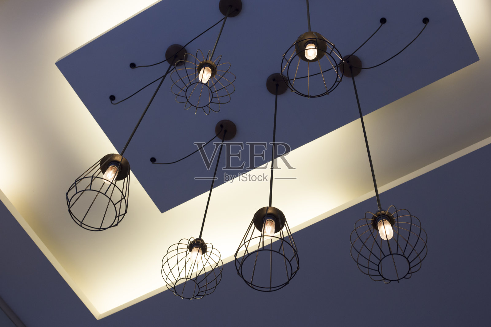 漂亮的灯从高屋顶弯曲的灯照片摄影图片