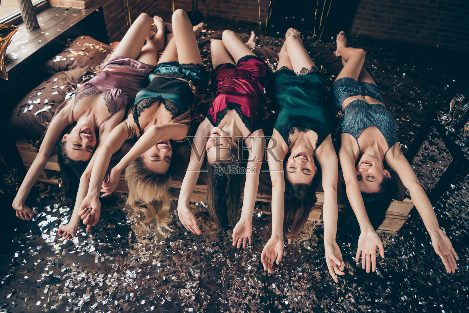 上面的高角度的好看的迷人的可爱的迷人的女性愉快的愉快的高兴的女士们躺在床上穿着时尚的内衣睡觉穿在装饰发光发亮的室内房间照片摄影图片