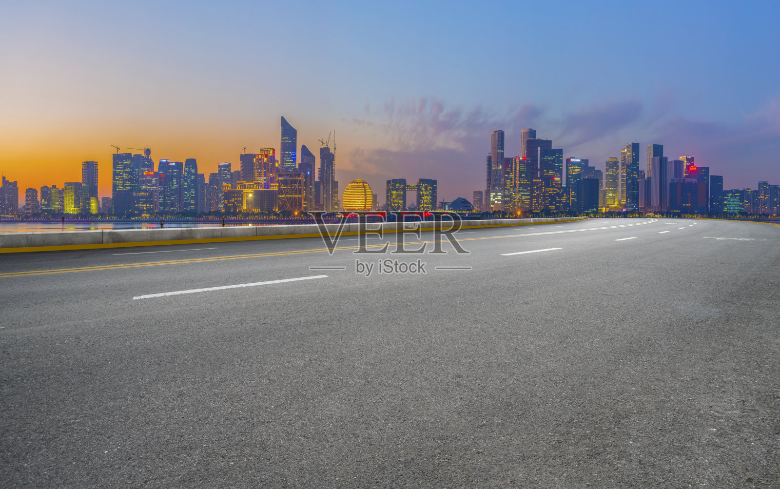 道路铺装与杭州建筑景观天际线照片摄影图片