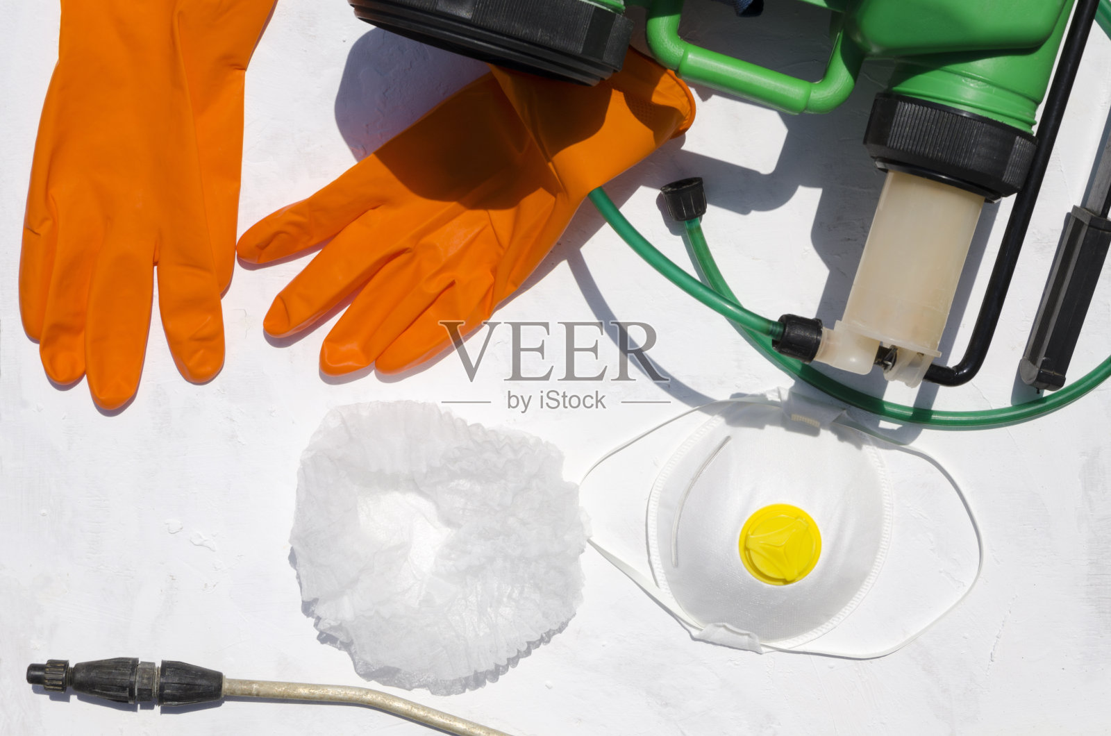 白色表面喷洒杀虫剂的防护工具。俯视图为农民喷洒农药的专业设备照片摄影图片