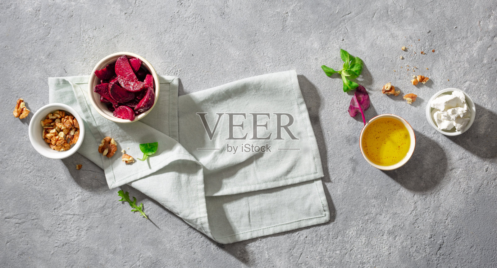 烹饪健康食品准备烤甜菜夏季沙拉的配料照片摄影图片