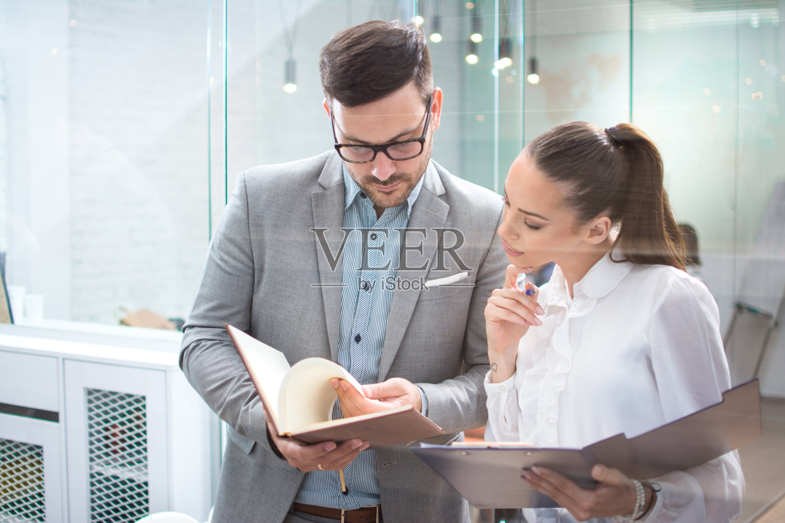 两个在办公室一起工作的商人照片摄影图片