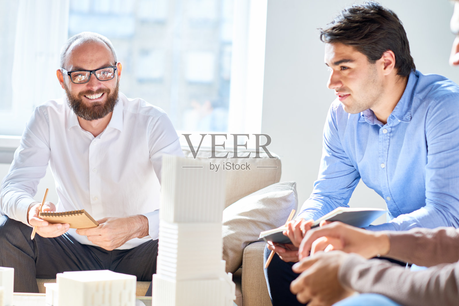 共同工作的人讨论新的建筑项目照片摄影图片