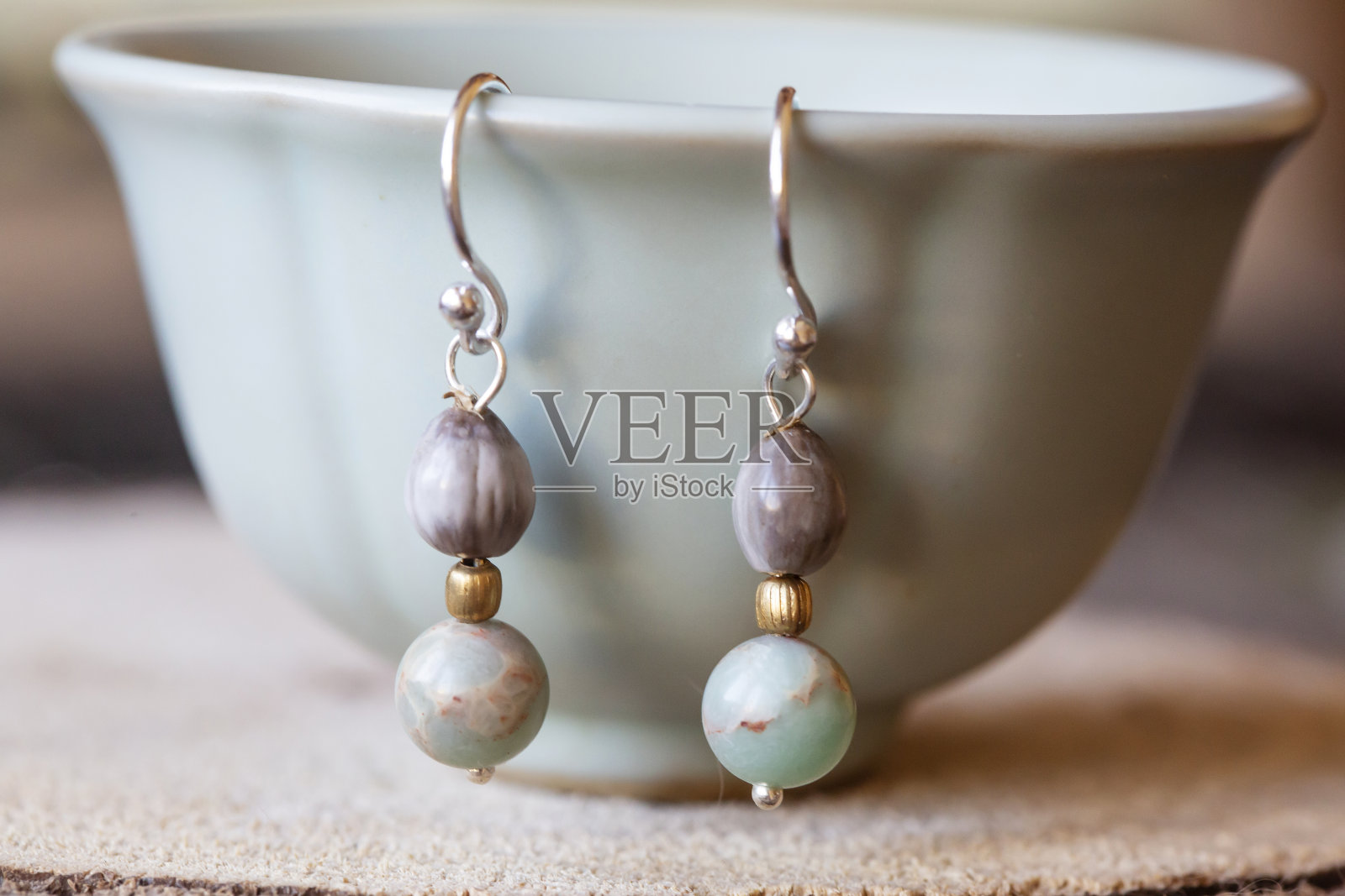 天然种子和矿物石头小波西米亚耳环照片摄影图片