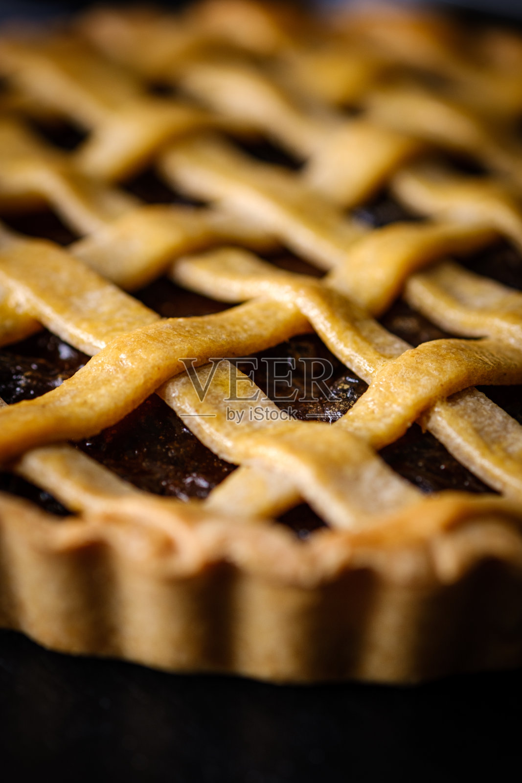 特写自制乡村糕点传统葡萄干派。照片摄影图片