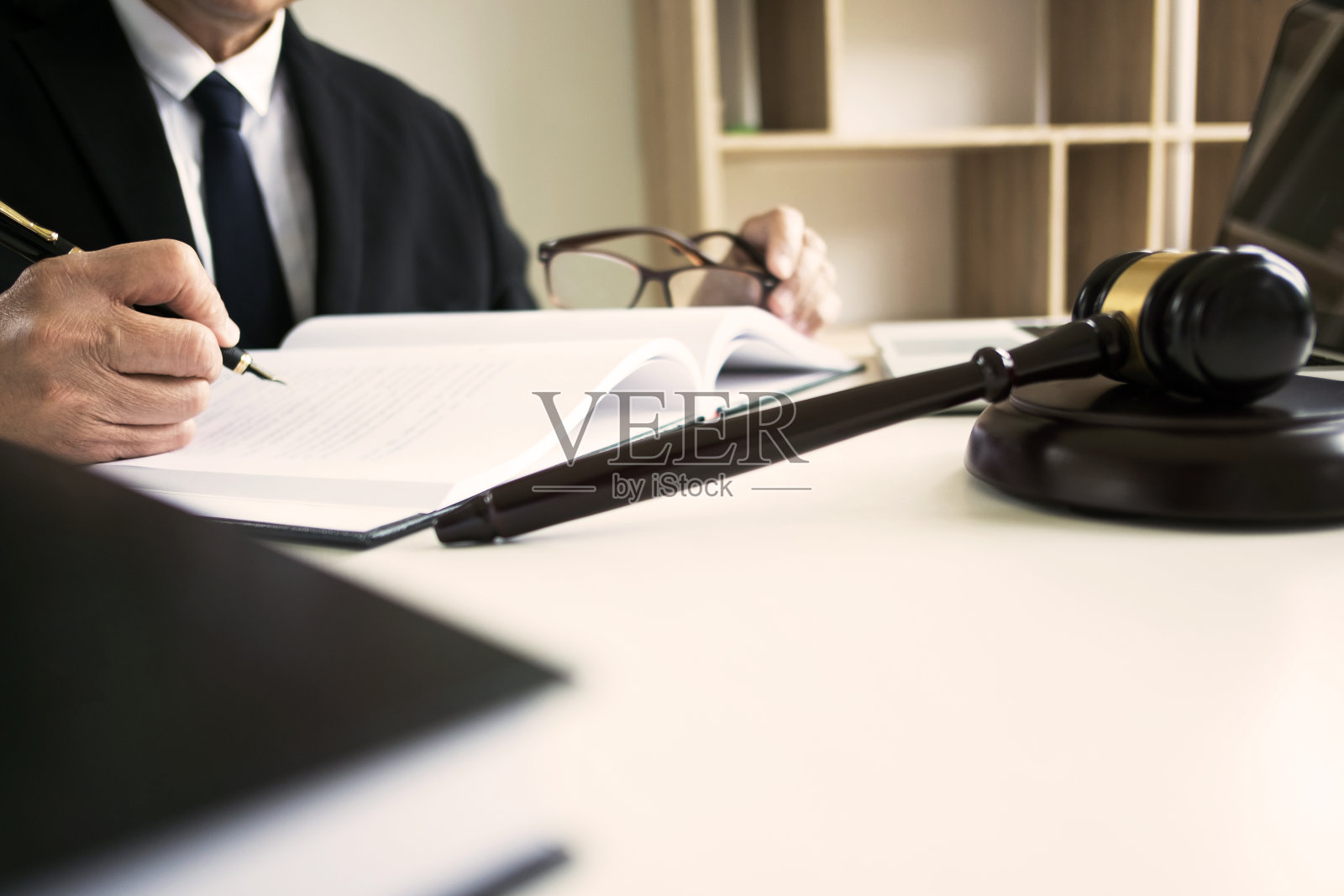 律师顾问与正义锤在法庭上。照片摄影图片