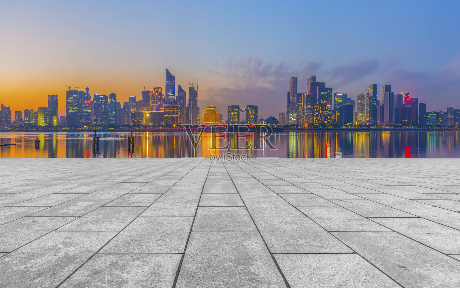 空广场砖与杭州建筑景观天际线照片摄影图片