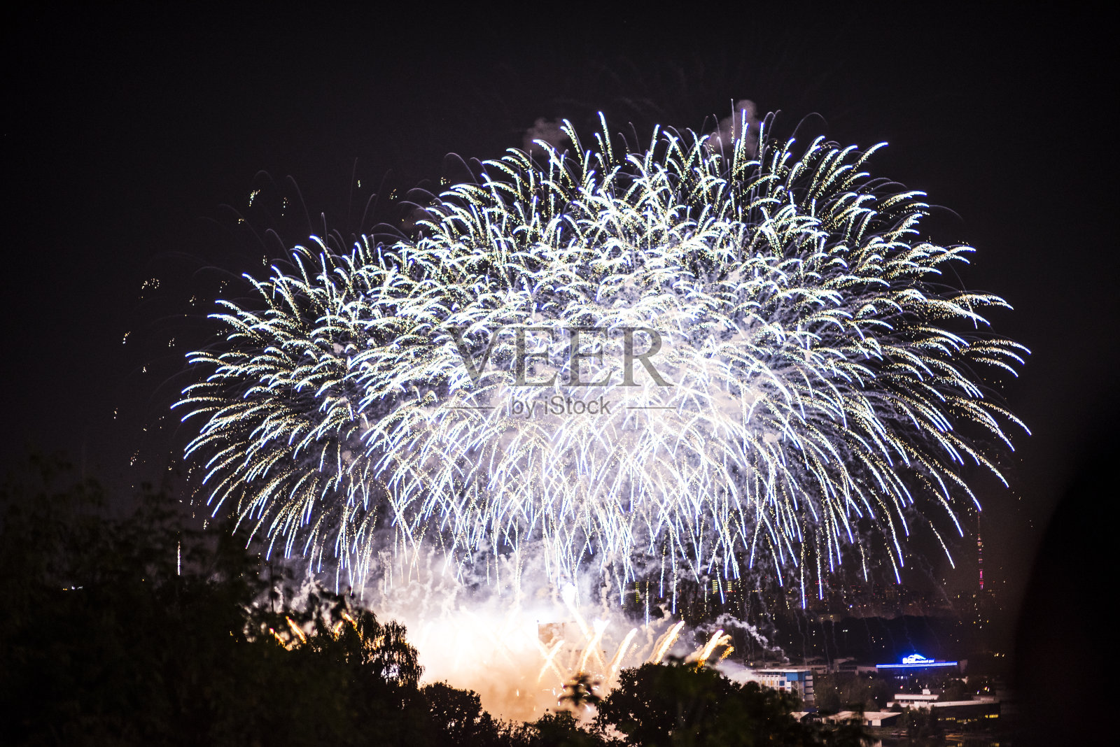向夜空中的人致敬。色彩鲜艳的节日烟花。抽象的节日背景用各种颜色的烟花灯。17、新年，圣诞彩灯满天，彩灯缤纷。照片摄影图片