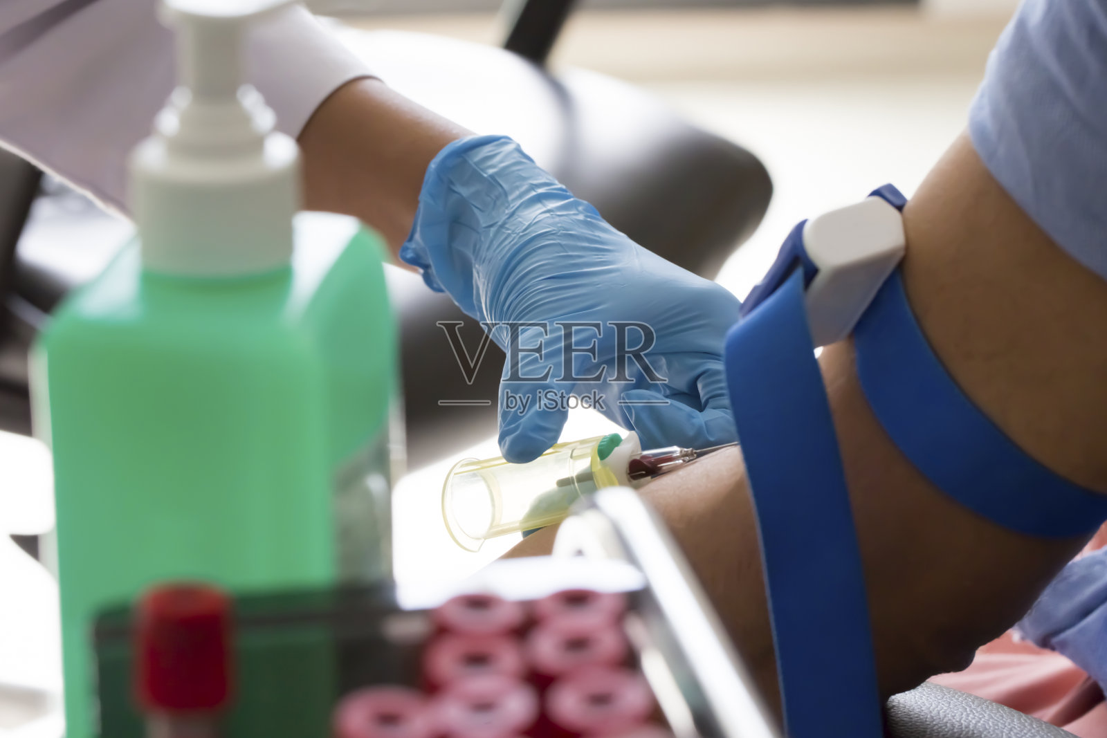 在医院检查脉搏照片摄影图片