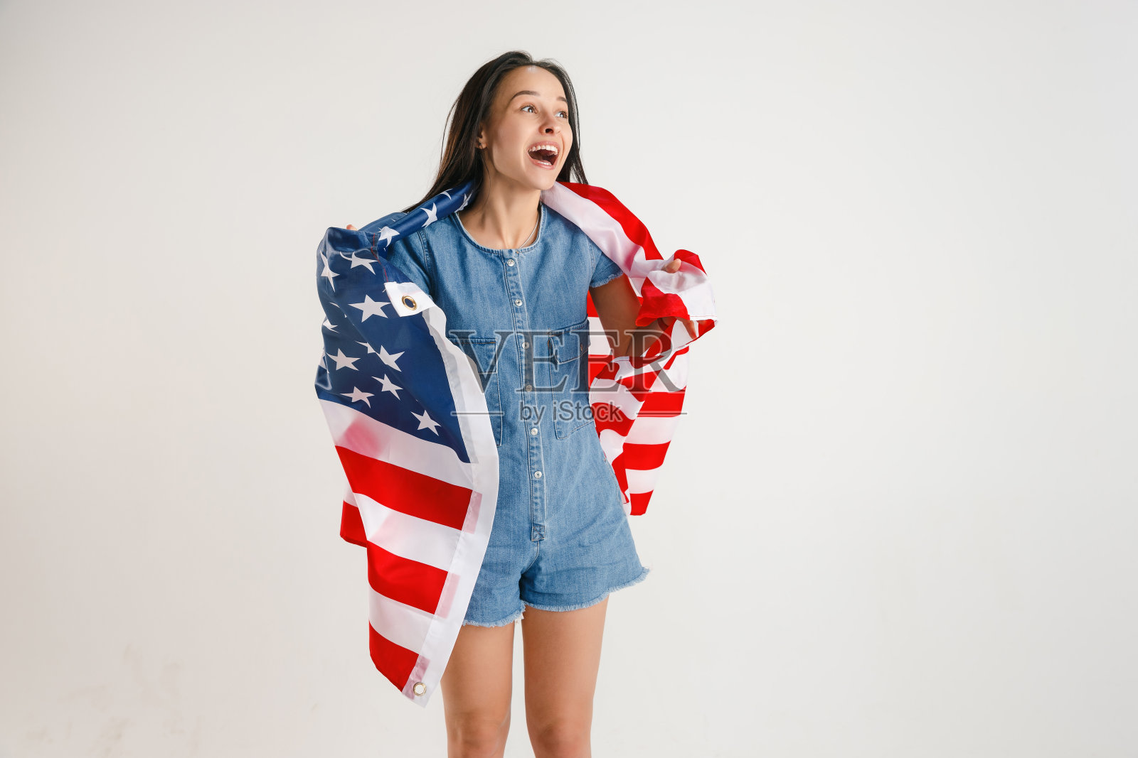 带着美利坚合众国国旗的年轻女子照片摄影图片