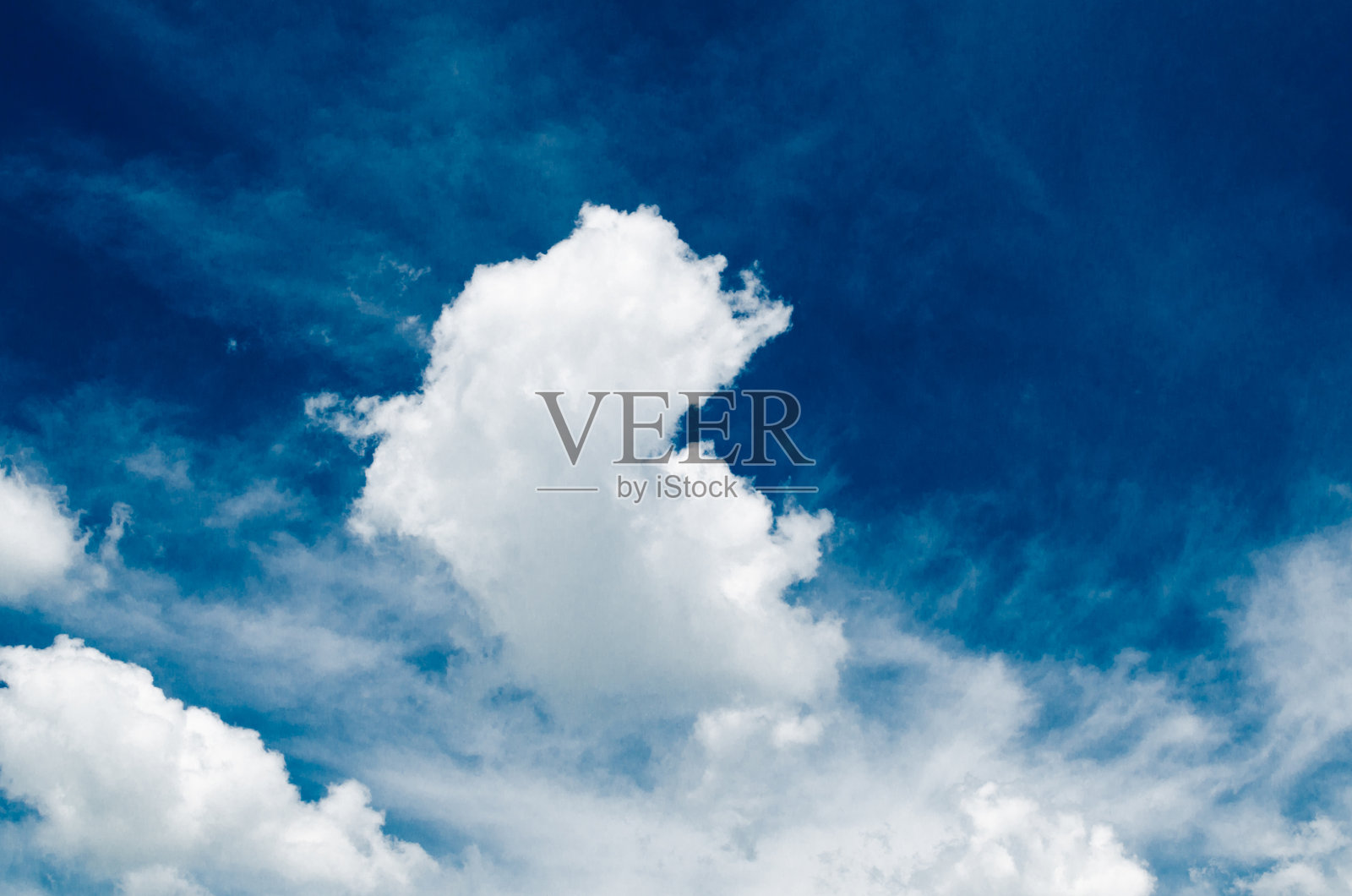 蔚蓝色的天空映衬着令人难以置信的华丽的积云照片摄影图片