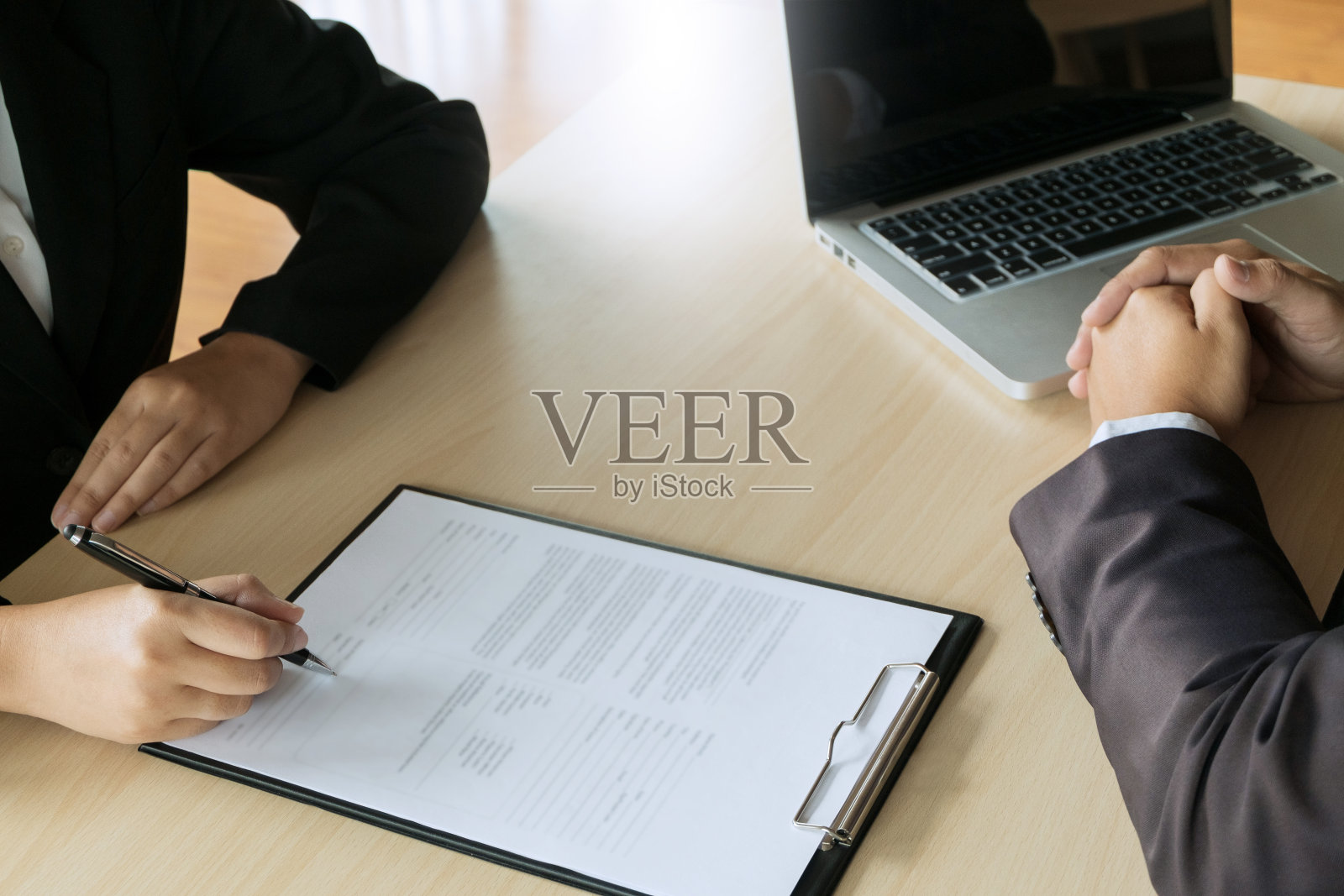 一组团队在会议中头脑风暴合作。照片摄影图片