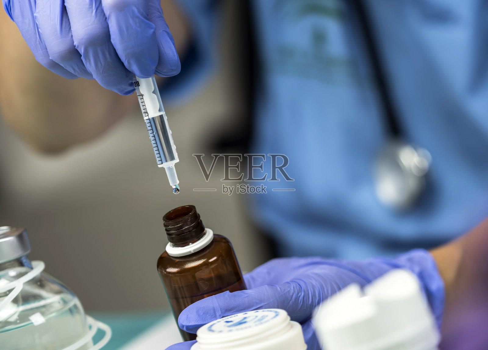 护士在医院提供点滴药物，概念形象照片摄影图片