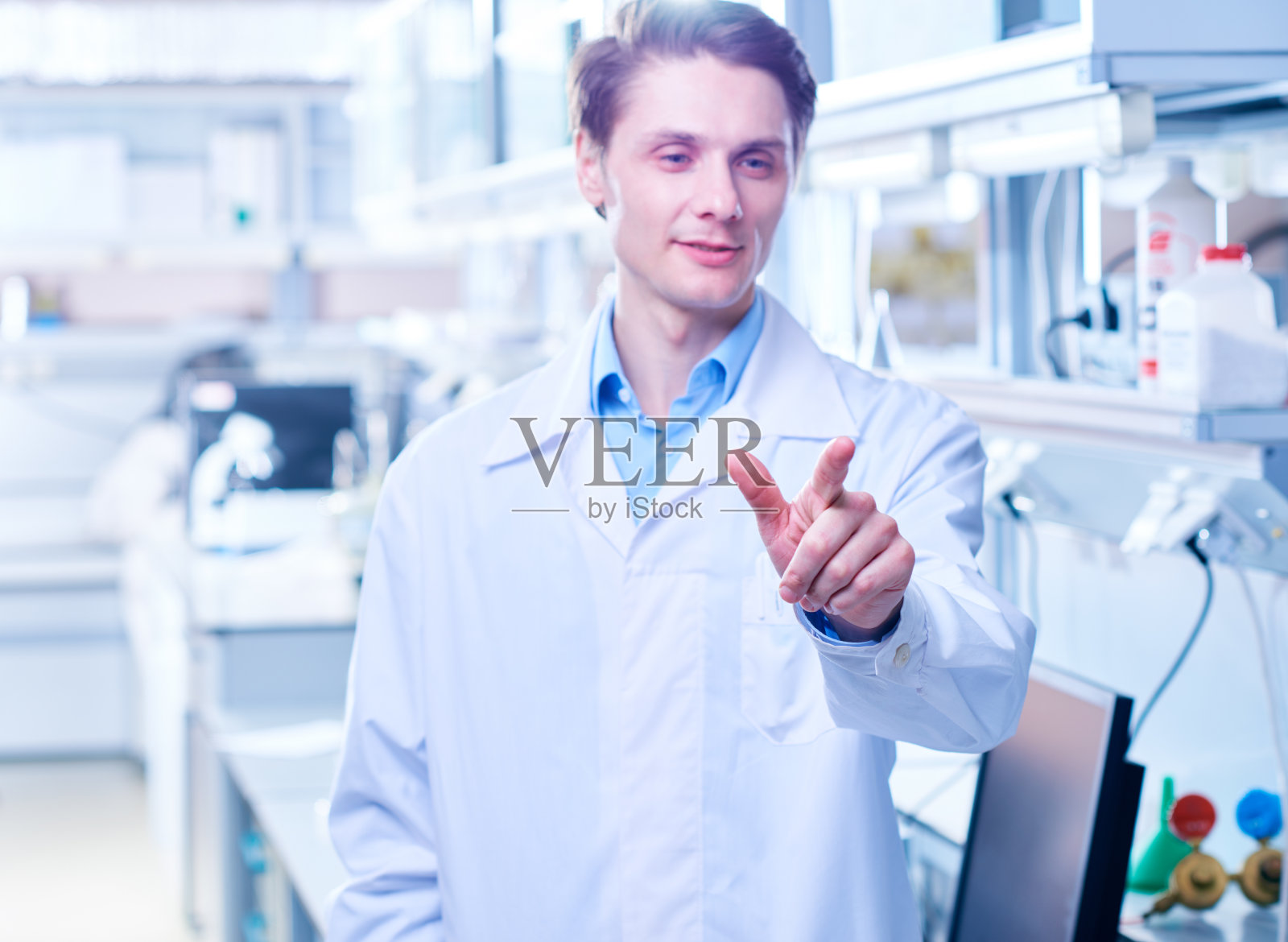 科学家在实验室按下按钮照片摄影图片