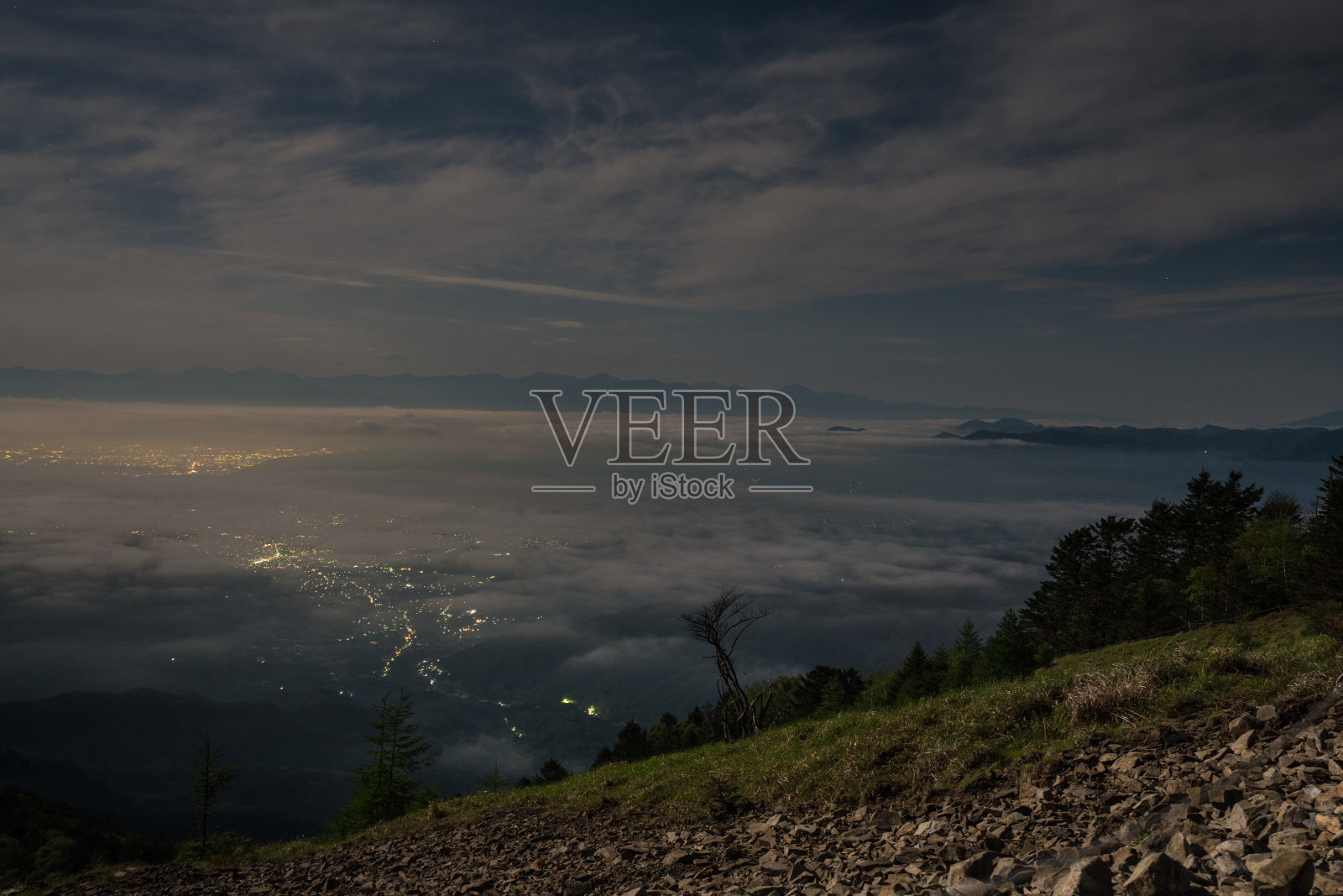山上的夜景照片摄影图片
