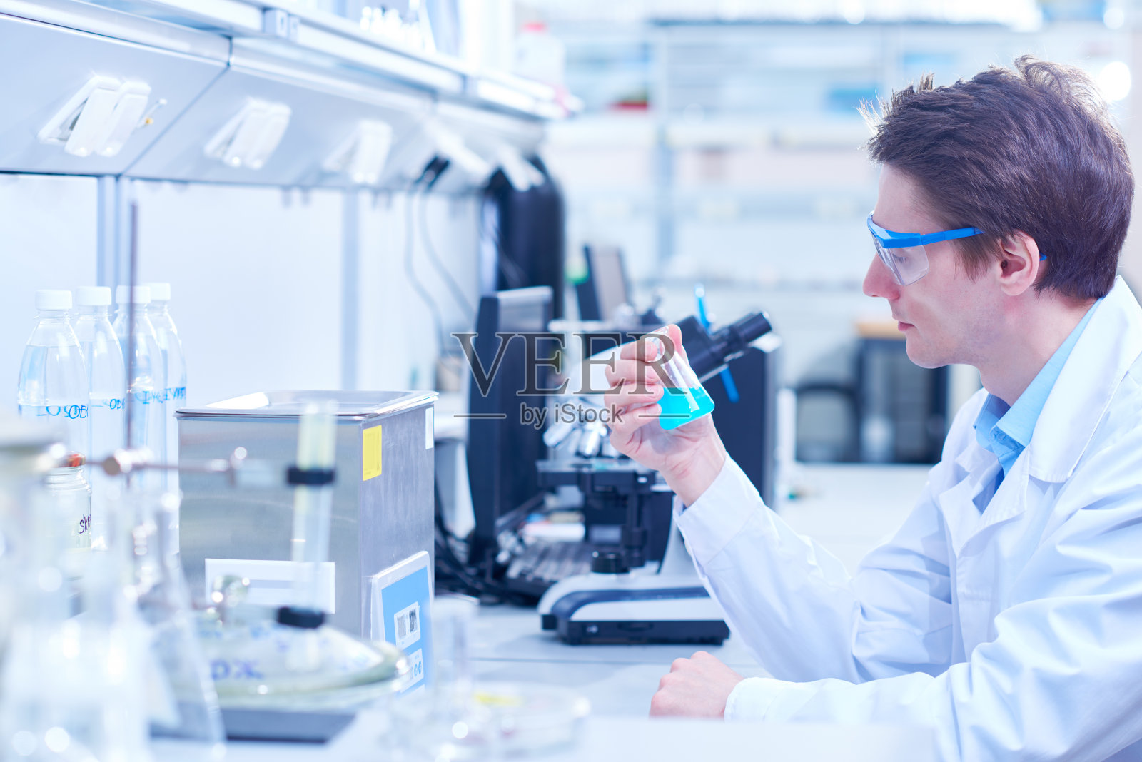 在实验室里做化学研究的人照片摄影图片