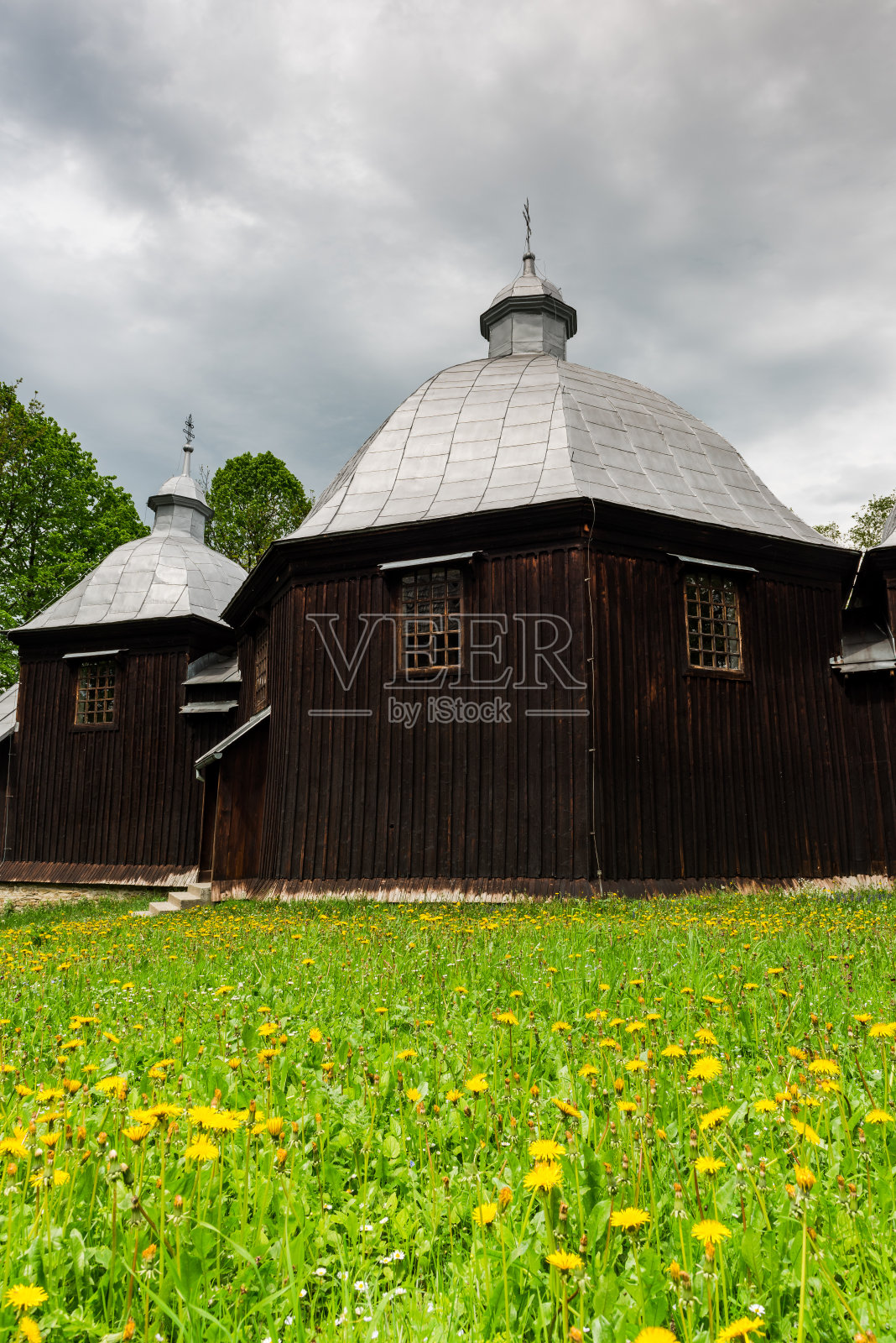 波兰毕斯扎迪喀尔巴阡山脉Michniowiec的东正教教堂。照片摄影图片