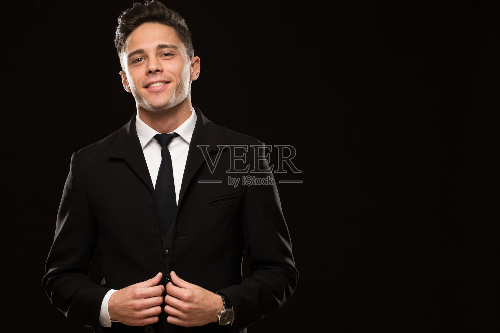 英俊的男性保安在黑色的背景黑色西装照片摄影图片