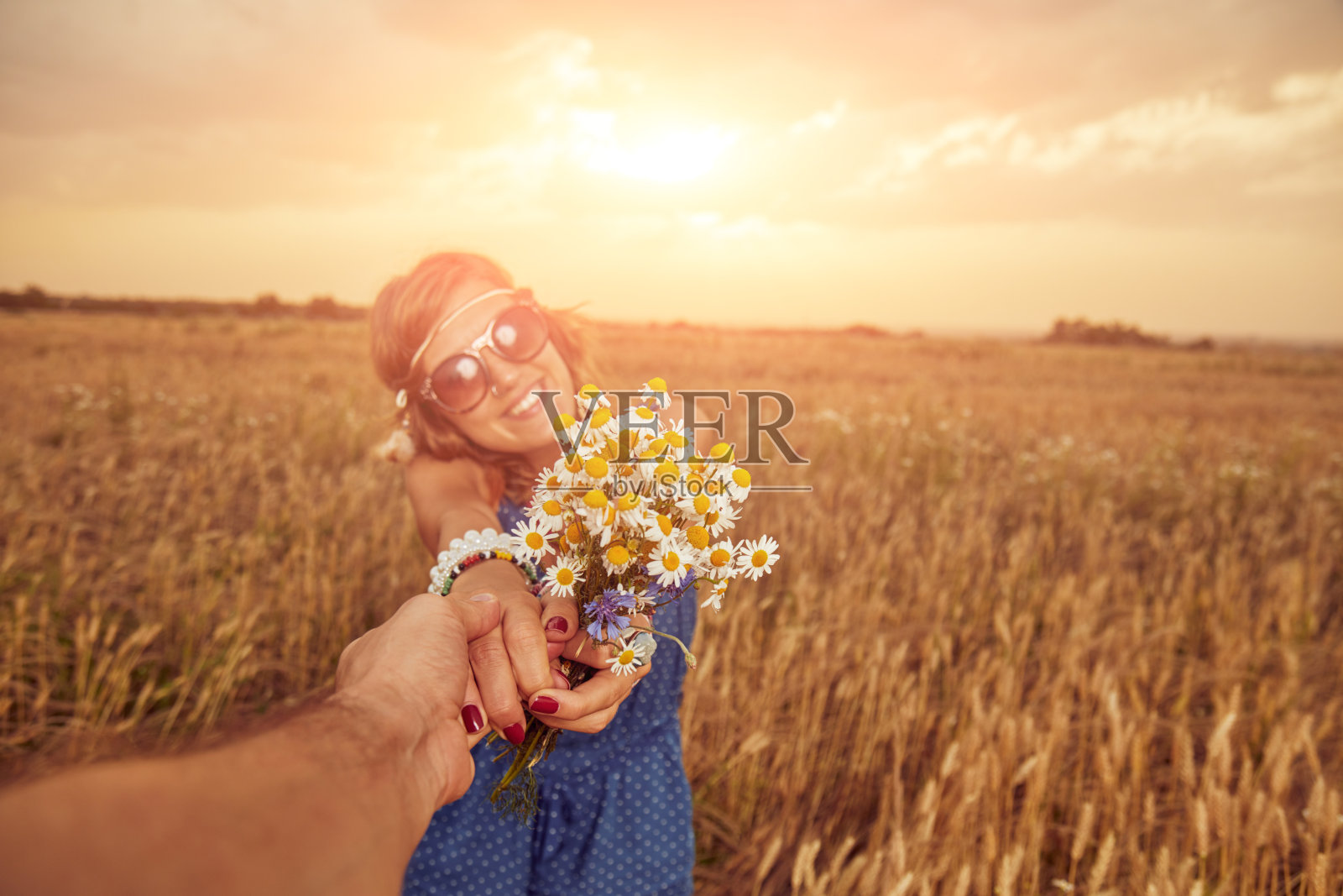 一对年轻夫妇在麦田里玩耍。照片摄影图片