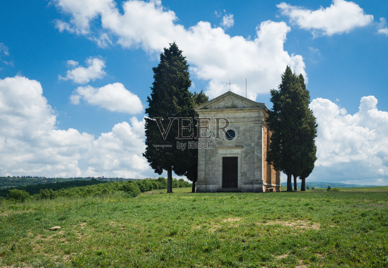 在瓦尔德奥西亚托斯卡纳风景中的维塔莱塔卡佩拉教堂照片摄影图片