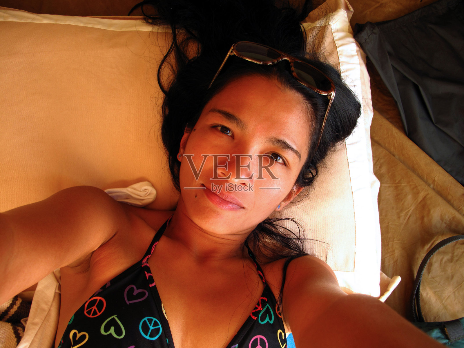 自拍女露营帐篷照片摄影图片