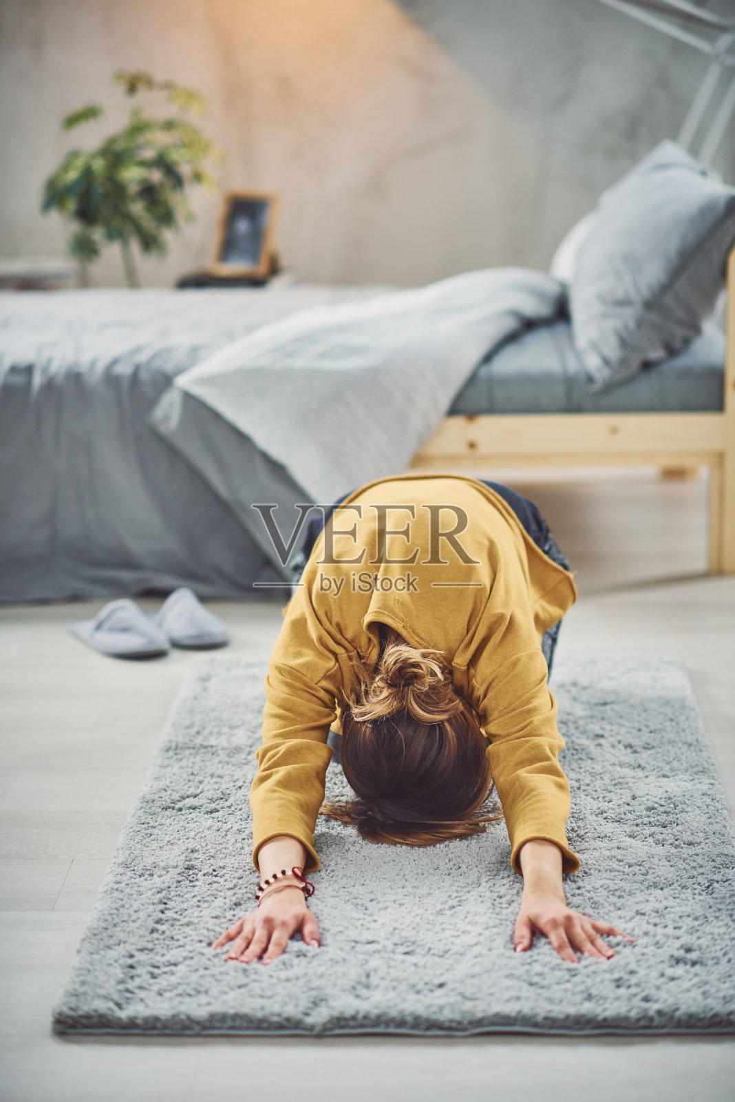 女人练习瑜伽。照片摄影图片